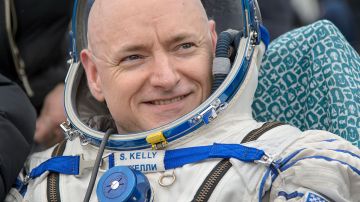 Kelly al volver a la Tierra en una nave rusa Soyuz.