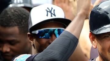 Alex Rodríguez de los Yankees celebra con sus compañeros su primer jonrón de la pretemporada frente a los Phillies de Philadelphia.