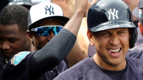 Alex Rodríguez de los Yankees celebra con sus compañeros su primer jonrón de la pretemporada frente a los Phillies de Philadelphia.