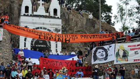 Cientos atienden al sepelio de la activista indígena hondureña Berta Cáceres.