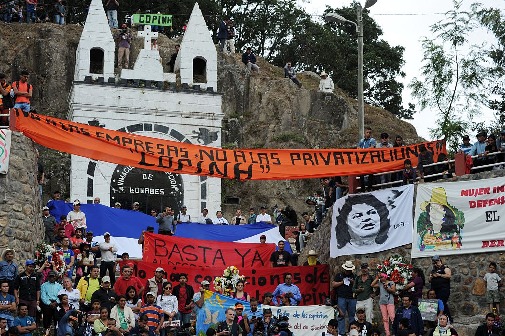 Cientos atienden al sepelio de la activista indígena hondureña Berta Cáceres.