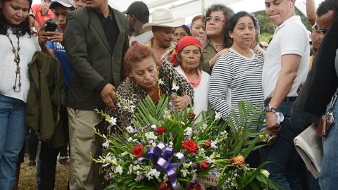 Se escucharon y leyeron consignas como "Justicia para Berta", "La lucha sigue", "Sangre de mártires, semilla de libertad" y "Berta volverá y será millones".