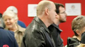 Votantes republicanos firman antes de votar en Louisville, Kentucky.