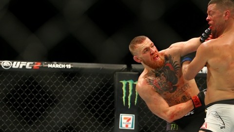 Conor McGregor y Nate Díaz durante su primera pelea en la función UFC 196 en Las Vegas.