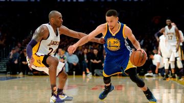 Kobe Bryant defiende a Stephen Curry en el partido que los Lakers, contra todo pronóstico, ganaron ante los poderosos Warriors.