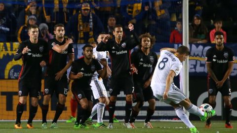 Steven Gerrard intenta un tiro libre en el primer tiempo. El Galaxy despertó y acabó goleando en su debut.