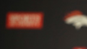 Con lágrimas en los ojos, Peyton Manning anunció su retiro y lo hizo dándole crédito a compañeros, contrincantes y aficionados, en una conferencia de prensa en Denver.