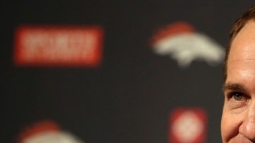 Con lágrimas en los ojos, Peyton Manning anunció su retiro y lo hizo dándole crédito a compañeros, contrincantes y aficionados, en una conferencia de prensa en Denver.