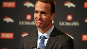Con lágrimas en los ojos, Peyton Manning anunció su retiro y lo hizo dándole crédito a compañeros, contrincantes y aficionados, en una conferencia de prensa en Denver.