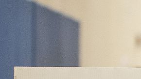 Un votante llena su voto para las primarias presidenciales de Michigan en un colegio electoral en Warren.