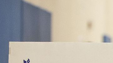 Un votante llena su voto para las primarias presidenciales de Michigan en un colegio electoral en Warren.