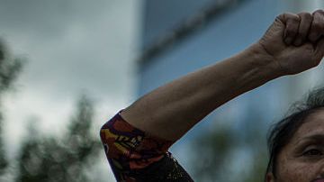 Una mujer sostiene una pancarta durante una manifestación conmemorativa del Día Internacional de la Mujer en Ciudad de México.