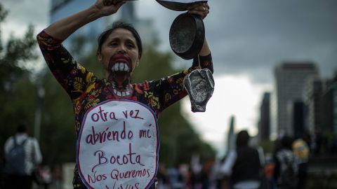 Una mujer sostiene una pancarta durante una manifestación conmemorativa del Día Internacional de la Mujer en Ciudad de México.