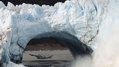 La secuencia muestra caída del arco del glaciar Perito Moreno, en la Patagonia, Argentina, el 10 de marzo de 2016.