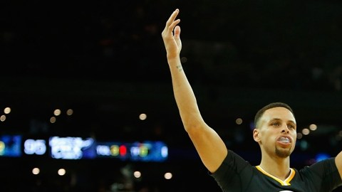 Stephen Curry y su celebración ante los Phoenix Suns en el Oracle Arena.