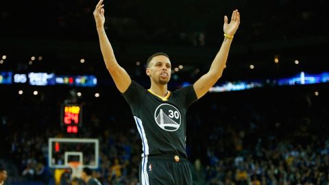 Stephen Curry y su celebración ante los Phoenix Suns en el Oracle Arena.