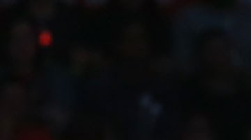 LeBron James, quien anotó 27 puntos, lanza uno de los 18 triples conseguidos por los Cavaliers contra los Clippers.