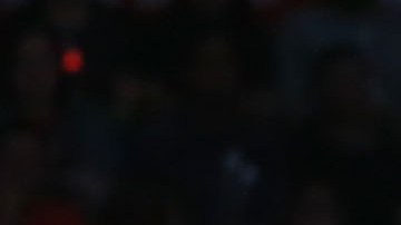 LeBron James, quien anotó 27 puntos, lanza uno de los 18 triples conseguidos por los Cavaliers contra los Clippers.