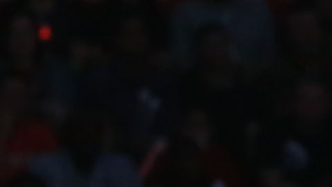 LeBron James, quien anotó 27 puntos, lanza uno de los 18 triples conseguidos por los Cavaliers contra los Clippers.