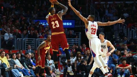 LeBron James, quien anotó 27 puntos, lanza uno de los 18 triples conseguidos por los Cavaliers contra los Clippers.