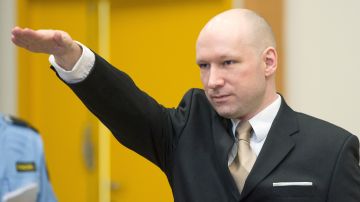 Anders Breivik hace un saludo nazi a su llegada a la audiencia donde demandó al Estado de Noruega por violar sus derechos fundamentales.