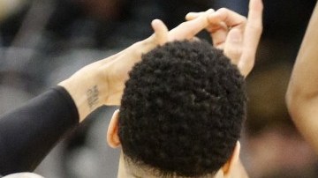 Chris Paul pierde el balón ante la marca de Danny Green. Los Clippers fueron borrados en el cuarto periodo por los Spurs.