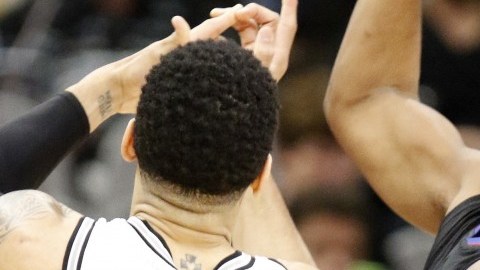 Chris Paul pierde el balón ante la marca de Danny Green. Los Clippers fueron borrados en el cuarto periodo por los Spurs.
