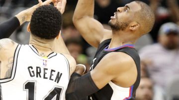 Chris Paul pierde el balón ante la marca de Danny Green. Los Clippers fueron borrados en el cuarto periodo por los Spurs.
