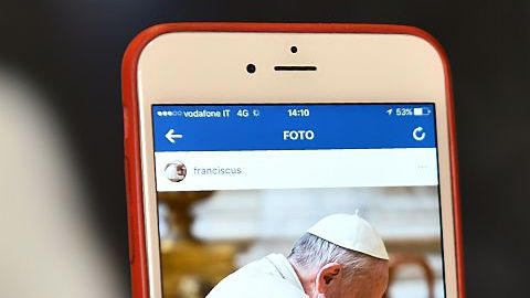 Un hombre mira la cuenta del Papa Francisco en Instagram, en roma, Italia.