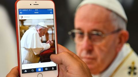 Un hombre mira la cuenta del Papa Francisco en Instagram, en roma, Italia.