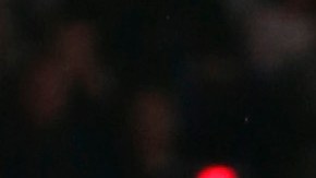 Kawhi Leonard de los Spurs bloquea el tiro de Marreese Speights.