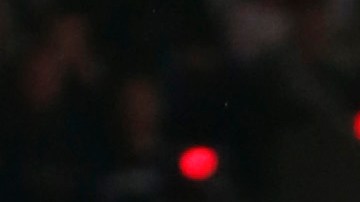 Kawhi Leonard de los Spurs bloquea el tiro de Marreese Speights.