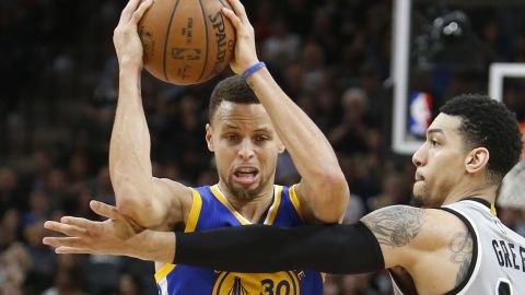 Los largos brazos de Danny Green molestaron a Stephen Curry en esta jugada. El astro de Golden State fue controlado por la defensa de San Antonio.