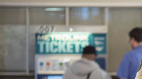 Alguaciles del Sheriff de Los Ángeles patrullan Union Station hoy, tras los ataques terroristas ocurridos en Bruselas, Bélgica.