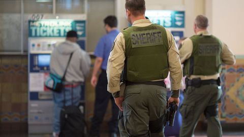 Alguaciles del Sheriff de Los Ángeles patrullan Union Station hoy, tras los ataques terroristas ocurridos en Bruselas, Bélgica.