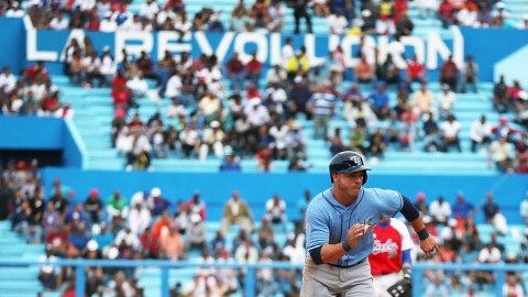 Steve Pearce de los Rays se roba la tercera base en el juego de exhibición entre Tampa Bay la selección cubana.