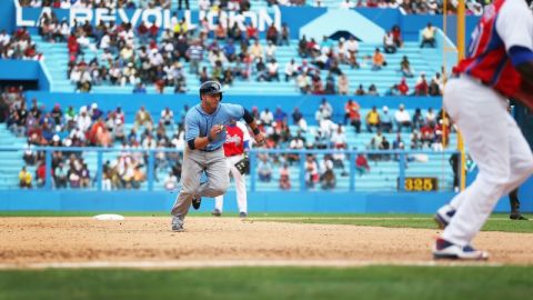 Steve Pearce de los Rays se roba la tercera base en el juego de exhibición entre Tampa Bay la selección cubana.