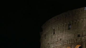 El Papa Francisco preside el Via Crucis en el Coliseo de Roma, Italia.