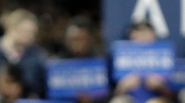 Bernie Sanders habla en un mitin en Safeco Field en Seattle.