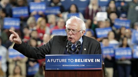 Bernie Sanders habla en un mitin en Safeco Field en Seattle.