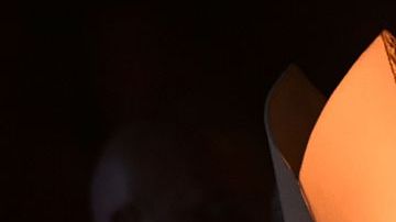 El papa Francisco llega con el cirio pascual para la Vigilia de Pascua en la basílica de San Pedro el 26 de marzo de 2016 en el Vaticano.