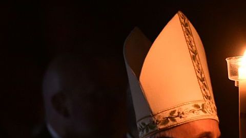 El papa Francisco llega con el cirio pascual para la Vigilia de Pascua en la basílica de San Pedro el 26 de marzo de 2016 en el Vaticano.