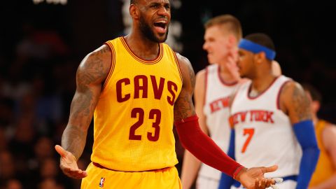 LeBron James. Al fondo, Carmelo Anthony (7) y Kristaps Porzingis.