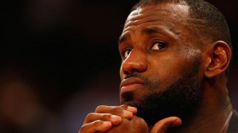 En una temporada en la que no ha brillado tanto como otras, LeBron James ha sido el hombre noticia de la NBA.