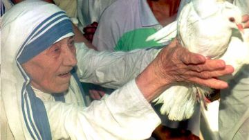 La madre Teresa, que se llamaba Gonxha Bojaxhiu, fue proclamada beata el 19 de octubre de 2003 en una ceremonia multitudinaria en la Plaza de San Pedro del Vaticano.