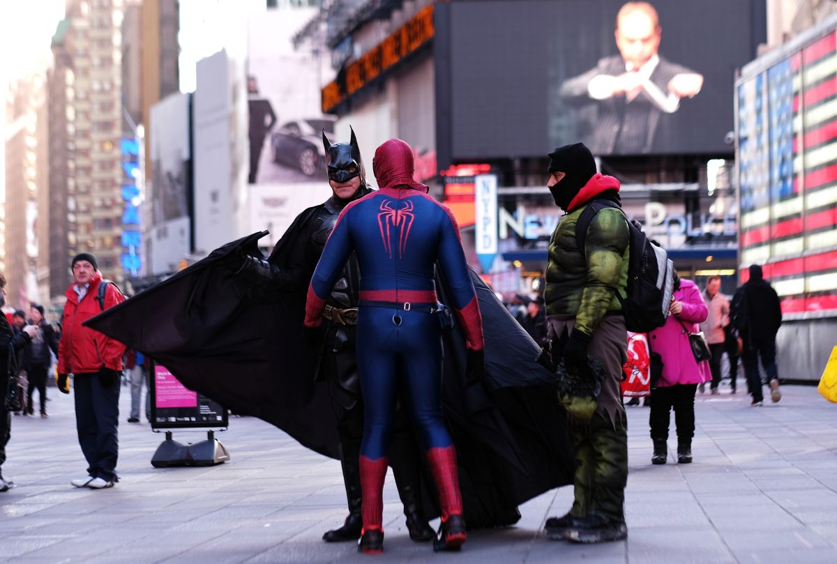 Los personajes de Times Square son conocidos por posar con turistas en fotos  a cambio de propina. (Archivo)