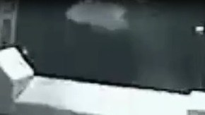 La Policía describió al sospechoso como un hispano, de unos 25 años y 5’5” de estatura.
