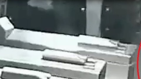 La Policía describió al sospechoso como un hispano, de unos 25 años y 5’5” de estatura.