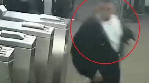 La Policía describió al sospechoso como un hispano, de unos 25 años y 5’5” de estatura.