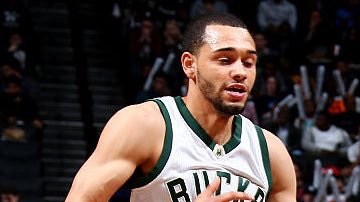 Shane Larkin avanza ante la defensa de Tyler Ennis.